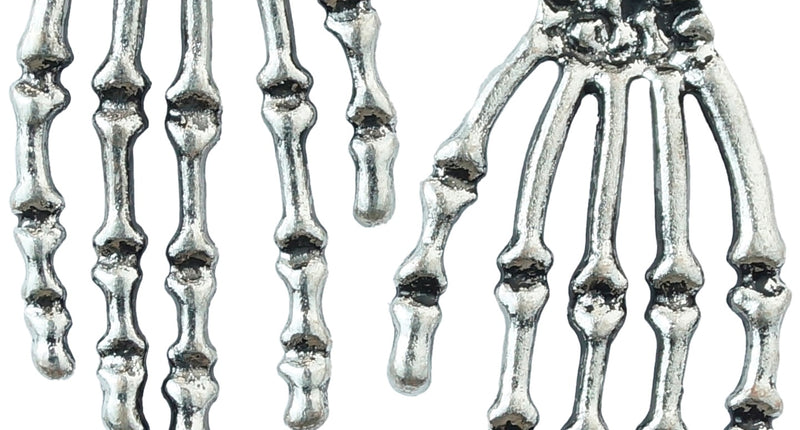 Oorbellen skelethand zilverkleurig, twee metalen handjes met vijf vingers
