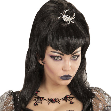 Oorbellen met spin bij donkere lippen en gotische make-up voor een Halloweenlook