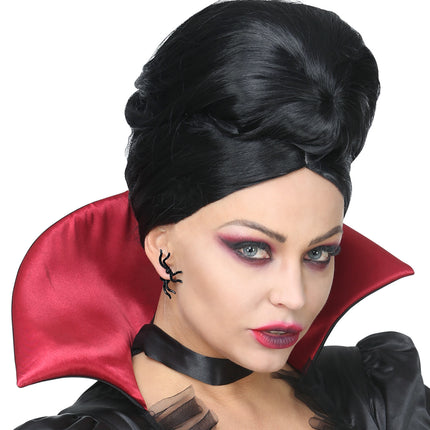 Oorbellen met spin gedragen bij een vampierlook met opgestoken zwart haar, Halloween