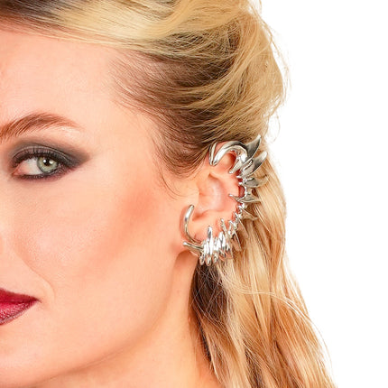 Oorcuff sieraden gedragen langs de oorrand bij opgestoken blond haar