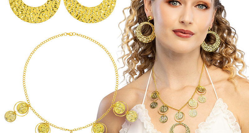 Oosterse sieradenset goud met muntjesketting en twee gehamerde ronde oorhangers, los getoond en gedragen