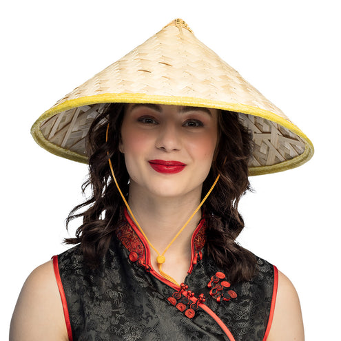 Oosterse strohoed Vietnam met gele bies, gedragen door een vrouw op een Aziatisch themafeest