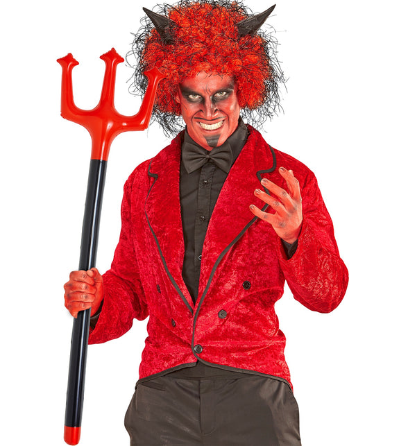 Opblaasbare drietand in de hand bij een rood duivelscolbert met zwarte vlinderdas