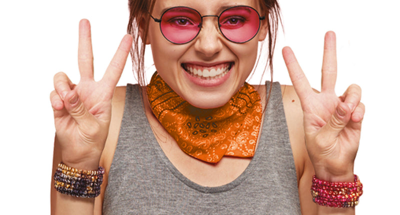 Oranje bandana met paisleyprint los om de hals geknoopt, gedragen bij een hippielook