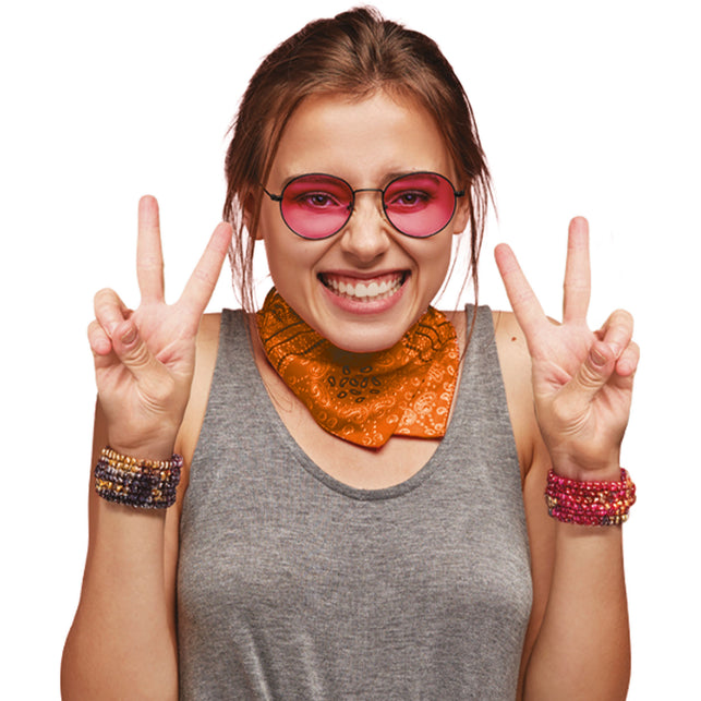 Oranje bandana met paisleyprint los om de hals geknoopt, gedragen bij een hippielook