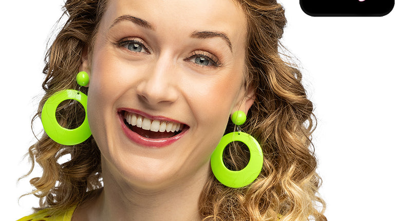 Paar oorbellen retro neongroen UV gedragen door een vrouw met krullen en een gele visnettop