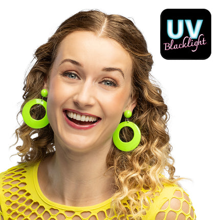 Paar oorbellen retro neongroen UV gedragen door een vrouw met krullen en een gele visnettop