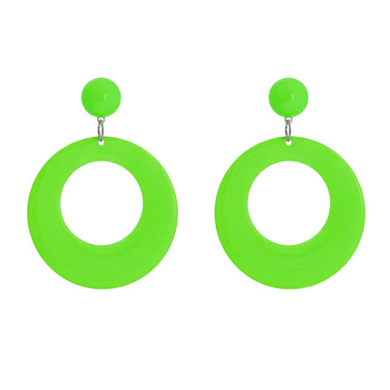 Paar oorbellen retro neongroen UV naast elkaar, twee platte ringen met open midden aan een bolletje