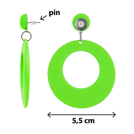 Paar oorbellen retro neongroen UV van opzij en voren, met steker, metalen ringetje en ring van 5,5 cm