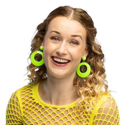Paar oorbellen retro neongroen UV met ronde hangers onder de oorlel, voor een neon party