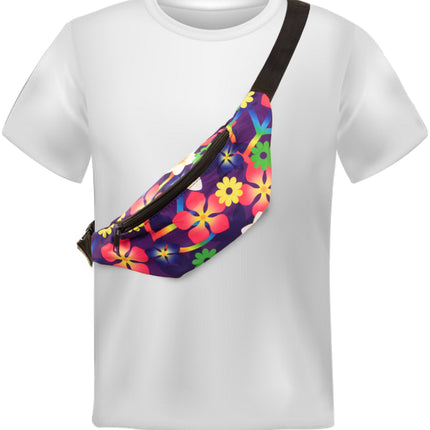Paars heuptasje met bloemenprint schuin over de schouder gedragen op een wit shirt