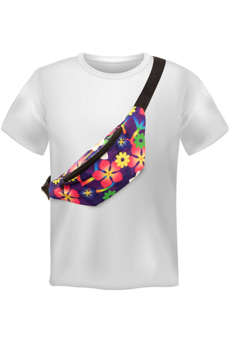 Paars heuptasje met bloemenprint schuin over de schouder gedragen op een wit shirt