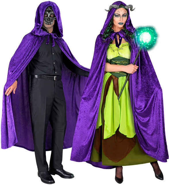 Paarse cape met kap over een groene heksenjurk en over een zwart overhemd, fluwelen stof