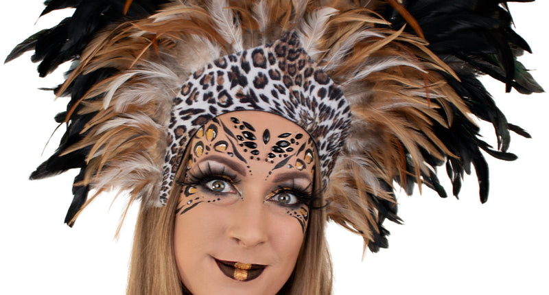 Panter hoofdtooi met zwarte, bruine en witte veren en luipaardprint band voor carnaval