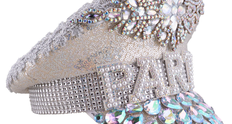 Party pet glitter zilver van zijkant met strassband, paillettenbol en druppelvormige stenen op de klep