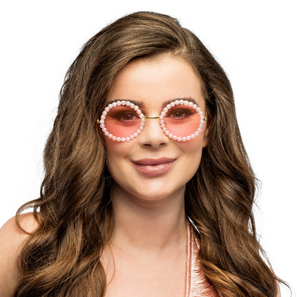 Partybril Candy roze met ronde glazen en parelrand, gedragen bij lang golvend haar voor een hippiefeest