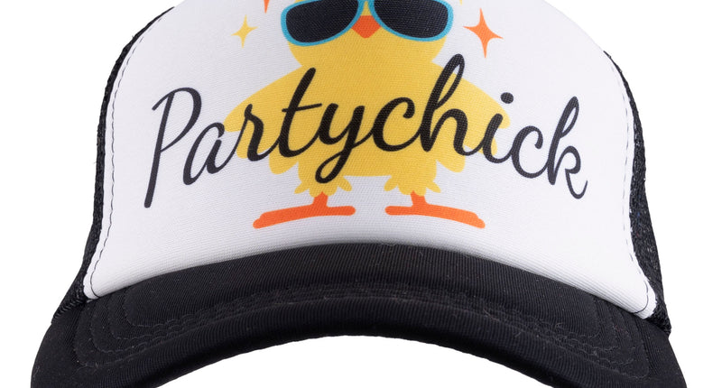 Partychick pet met wit voorpaneel, geel kuiken met blauwe zonnebril en zwarte klep