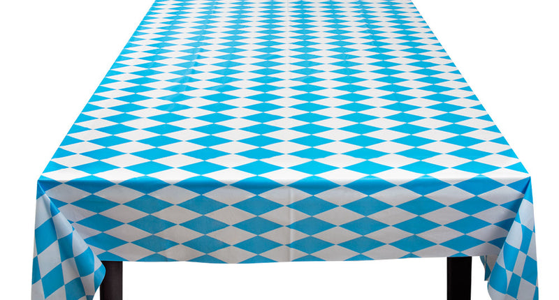 PE tafelkleed Beieren in lichtblauw met wit ruitpatroon van 130 x 180 cm over een tafel