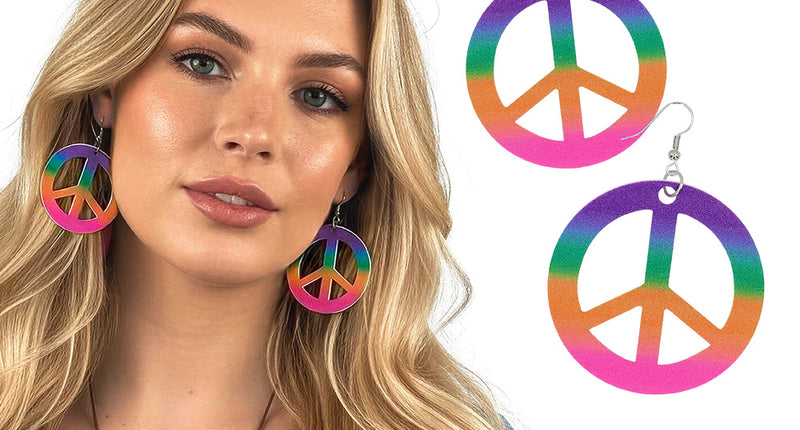 Peace oorbellen in regenboogkleuren gedragen door een vrouw met lang blond haar, outfit voor een hippiefeest