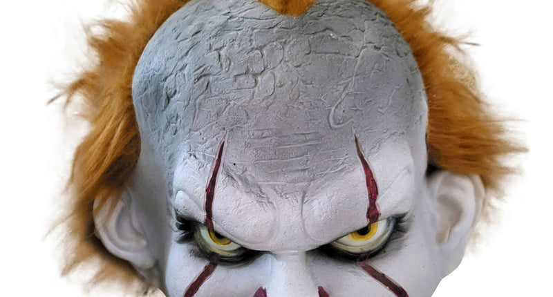 Pennywise masker van latex, grijswit met rode mondlijnen, gele ogen en oranje haar, voor Halloween