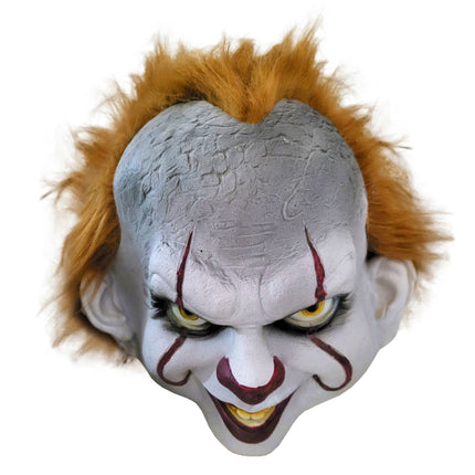 Pennywise masker van latex, grijswit met rode mondlijnen, gele ogen en oranje haar, voor Halloween