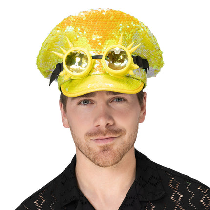 Pet Cosmic neongeel recht van voren gedragen, met gele klep en spikebril voor een discofeest