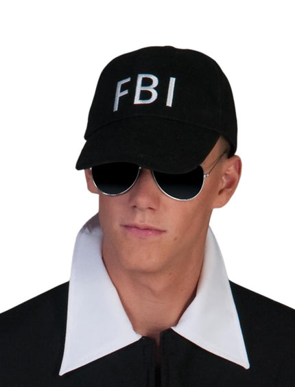 Pet fbi zwart met witte opdruk FBI op het front en gebogen klep, gedragen bij een agentenlook