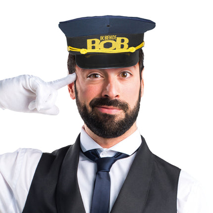 Pet Ik ben de Bob gedragen met wit hemd, donkere stropdas en zwart gilet op een feestavond