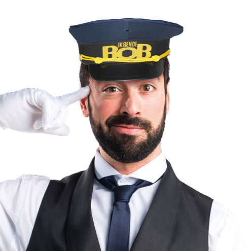 Pet Ik ben de Bob gedragen met wit hemd, donkere stropdas en zwart gilet op een feestavond
