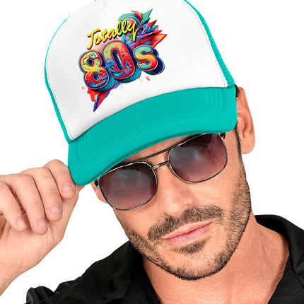 Pet jaren 80 gedragen door heer, turquoise klep en witte voorkant met 80s letters