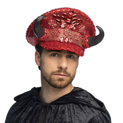 Pet Sinmaster rood demon met pailletten en zwarte hoorns gedragen door een man boven een zwarte cape voor Halloween