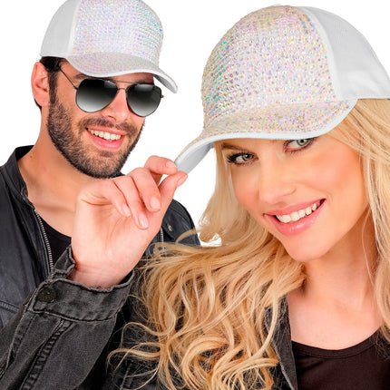 Pet strass met parels gedragen door dame en heer met zonnebril op een glitterfeest