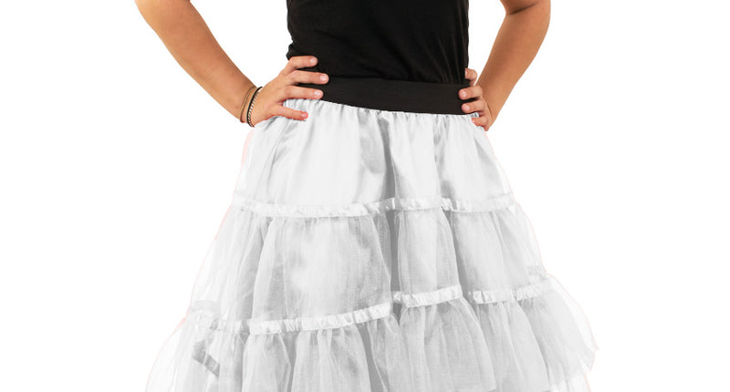 Petticoat schuin wit met drie tulevolants, korte voorkant en lange achterkant, gedragen door een dame