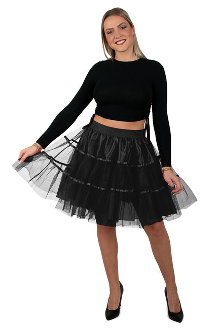 Petticoat zwart 45 cm met twee lagen tule en satijnen linten, gedragen door een dame onder een zwarte top