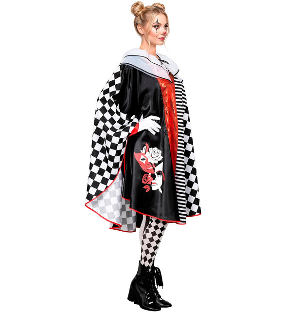 Pierrot poncho dames zijaanzicht, wijd vallende cape met rode bies langs de zoom