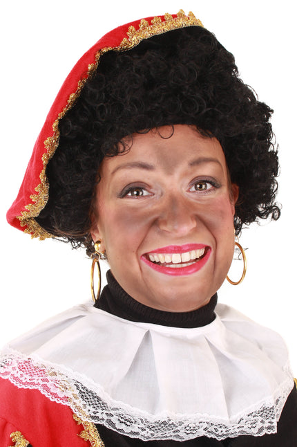 Pietenpruik zwart met korte krullen, gedragen onder een rode baret met witte kraag voor Sinterklaas