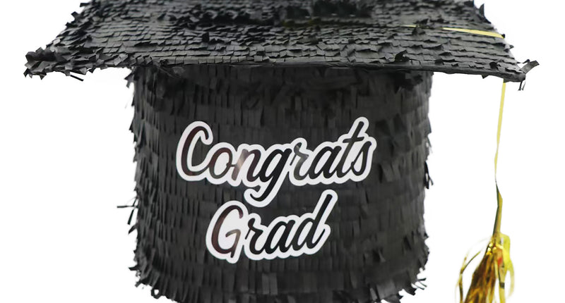 Pinata professor hoed in zwart papier met witte Congrats Grad-opdruk en gouden kwast voor een diploma-uitreiking