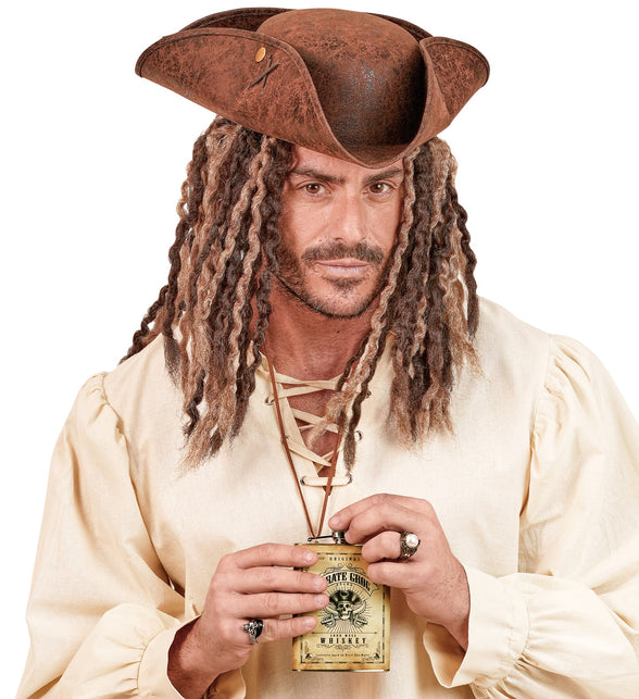 Piraten heupfles met schroefdop en beugel, gedragen bij een piratenblouse met veters