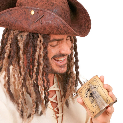 Piraten heupfles vastgehouden bij een piratenoutfit met steek en dreadlocks