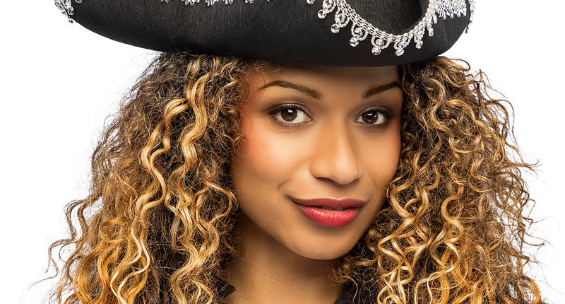 Piratenhoed Seraphine zwart met zilveren kraaltjesrand, van voren gedragen door een vrouw met krullen