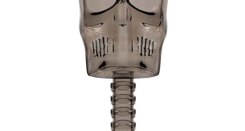 Plastic kelk Smoke skull in rookgrijs doorschijnend plastic, met doodskop, wervelsteel en ronde voet, voor Halloween