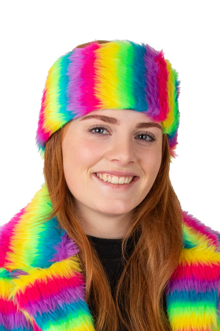 Pluche hoofdband regenboog met verticale strepen in roze, geel, groen en paars, gedragen op een feestavond