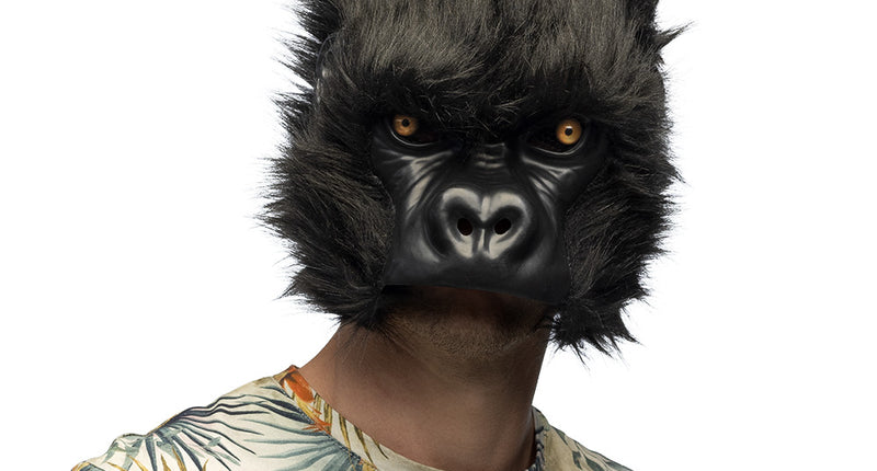 Pluchen halfmasker gorilla in zwart met pluizige vacht en amberkleurige ogen, gedragen op een themafeest