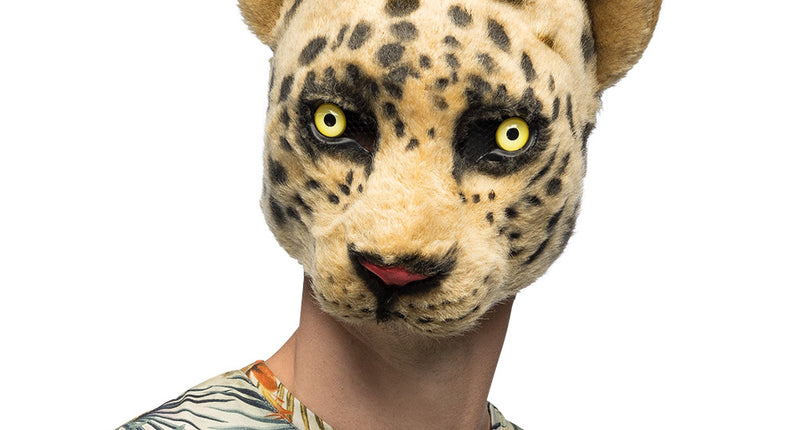 Pluchen halfmasker luipaard met gele ogen en zwarte vlekken, gedragen op een themafeest