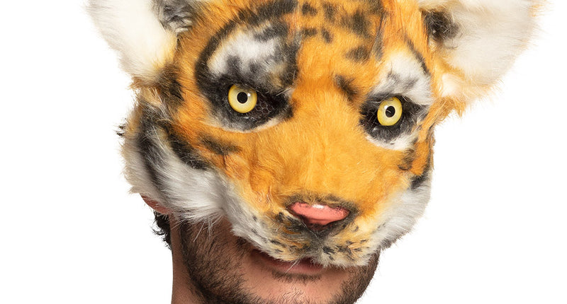Pluchen halfmasker tijger op model, oranje vacht met zwarte strepen en gele ogen, mond vrij
