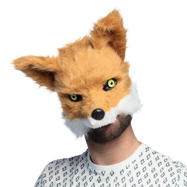 Pluchen halfmasker vos deluxe in roodbruine pluche met witte snuit en groene ogen, gedragen door man