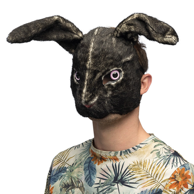 Pluchen halfmasker zwart konijn met lange oren en roze ogen, gedragen door man voor Halloween