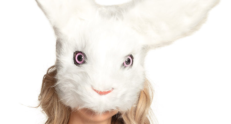 Pluchen konijnenmasker wit met lange oren en roze ogen, gedragen als halfmasker op een verkleedfeest