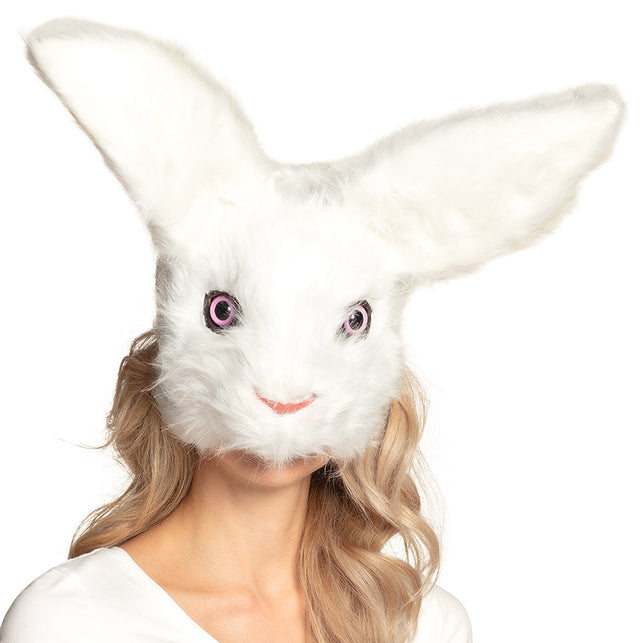Pluchen konijnenmasker wit met lange oren en roze ogen, gedragen als halfmasker op een verkleedfeest