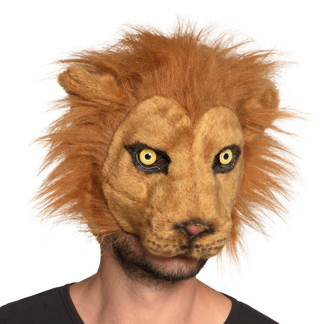 Pluchen leeuwenmasker in bruin met volle manen, gedragen als halfmasker op een themafeest